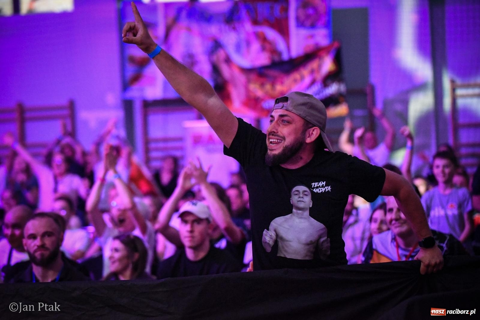 Zdjęcie w galerii na portalu naszraciborz.pl: Silesian MMA 26 i Walcz i Pomagaj 16 na BIS! Komplet publiczności i powrót dużej gali MMA do Raciborza wiadomości z regionu