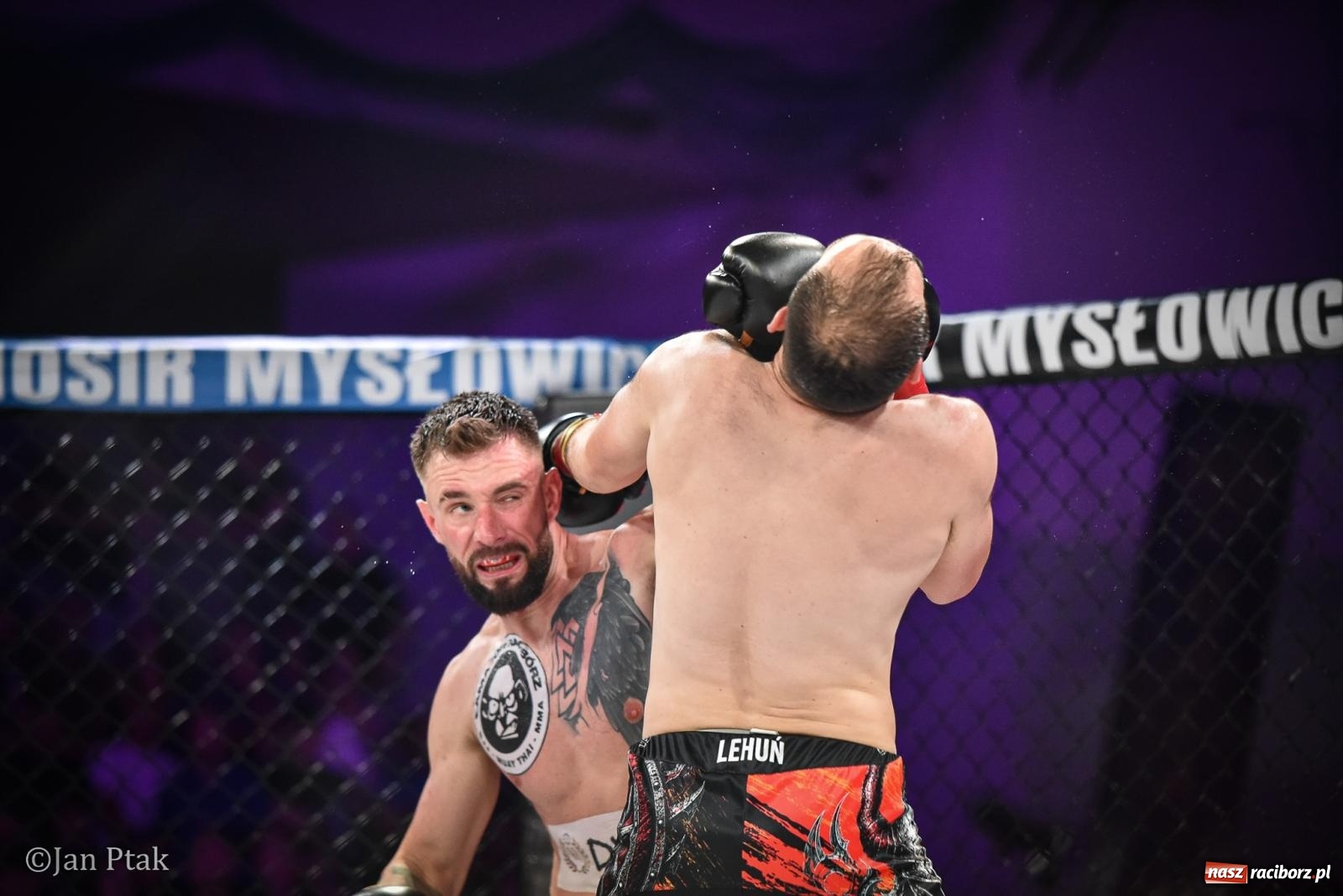 Zdjęcie w galerii na portalu naszraciborz.pl: Silesian MMA 26 i Walcz i Pomagaj 16 na BIS! Komplet publiczności i powrót dużej gali MMA do Raciborza wiadomości z regionu