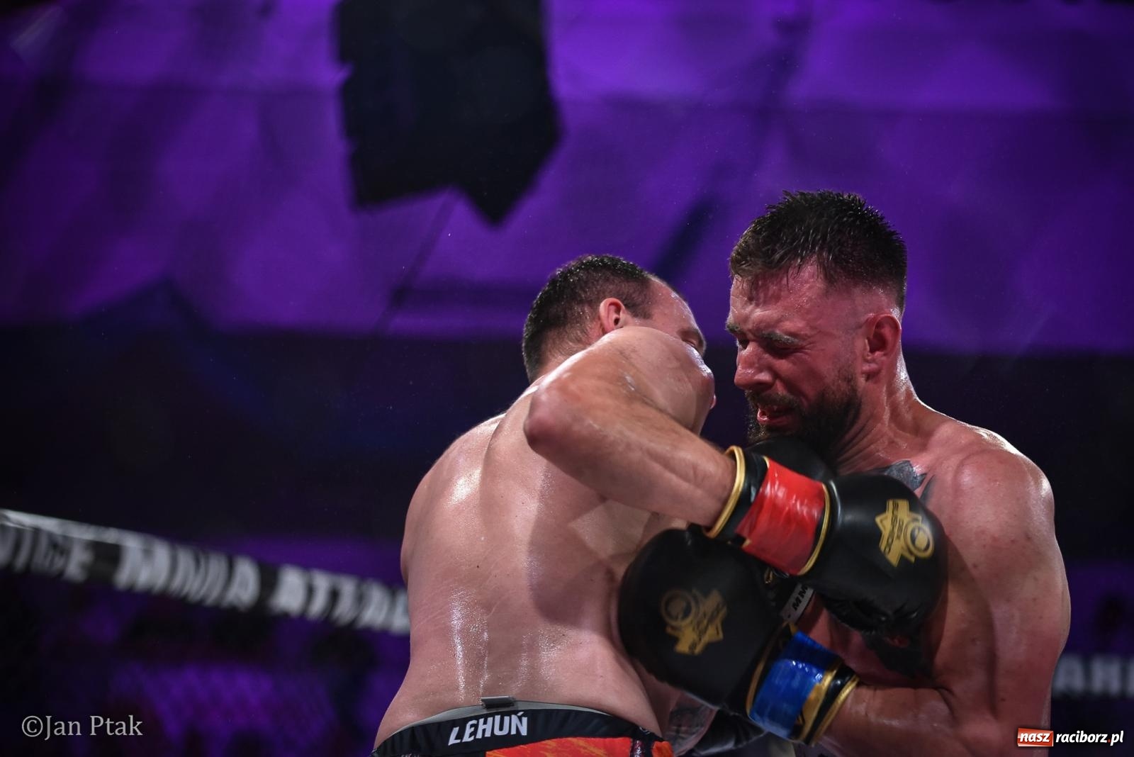 Zdjęcie w galerii na portalu naszraciborz.pl: Silesian MMA 26 i Walcz i Pomagaj 16 na BIS! Komplet publiczności i powrót dużej gali MMA do Raciborza wiadomości z regionu