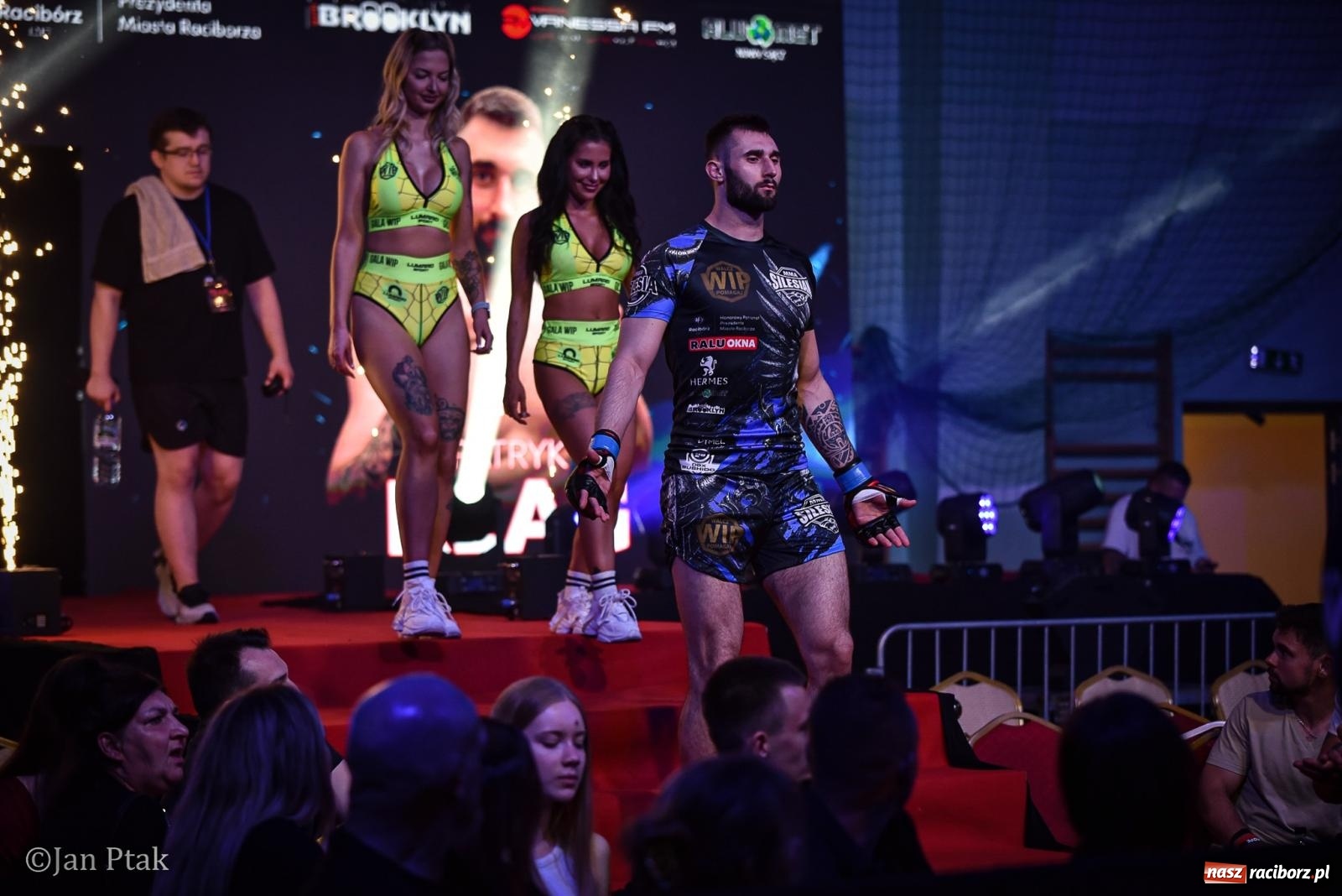 Zdjęcie w galerii na portalu naszraciborz.pl: Silesian MMA 26 i Walcz i Pomagaj 16 na BIS! Komplet publiczności i powrót dużej gali MMA do Raciborza wiadomości z regionu
