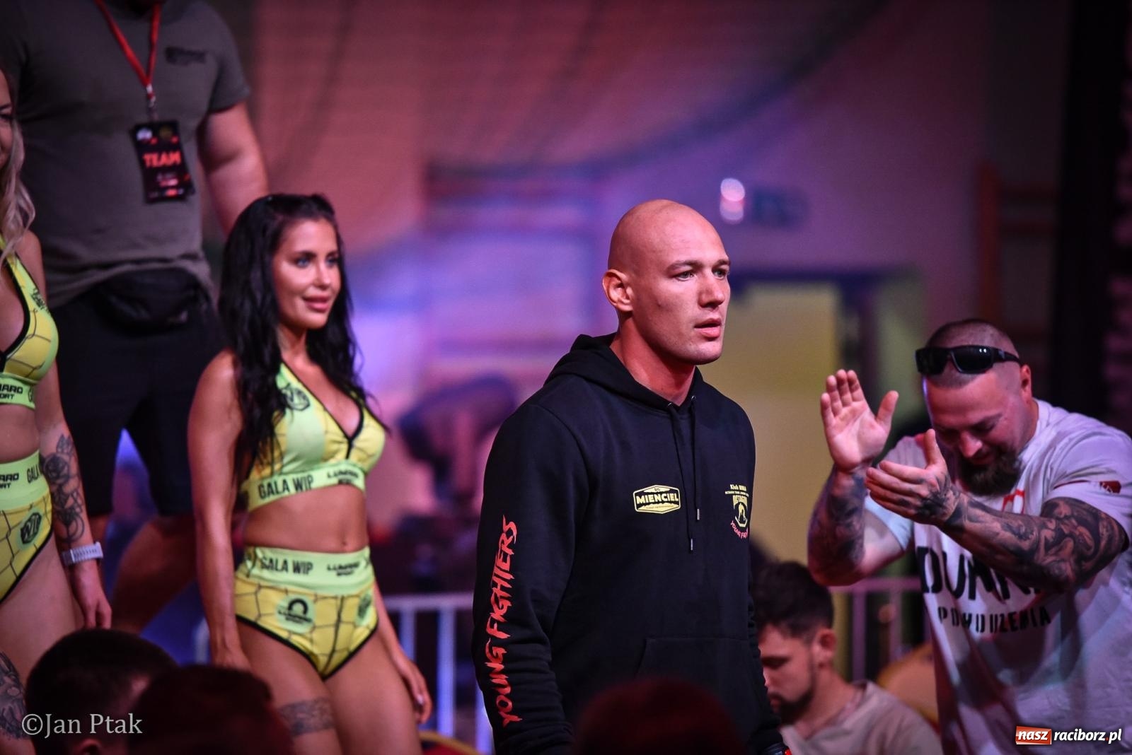 Zdjęcie w galerii na portalu naszraciborz.pl: Silesian MMA 26 i Walcz i Pomagaj 16 na BIS! Komplet publiczności i powrót dużej gali MMA do Raciborza wiadomości z regionu