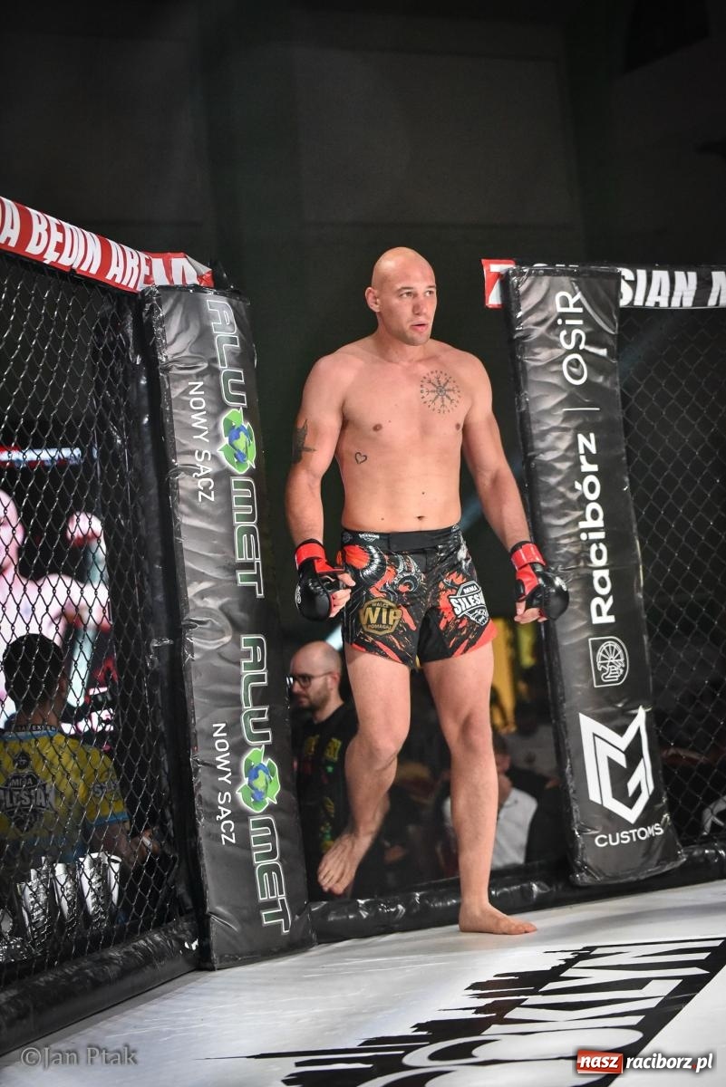 Zdjęcie w galerii na portalu naszraciborz.pl: Silesian MMA 26 i Walcz i Pomagaj 16 na BIS! Komplet publiczności i powrót dużej gali MMA do Raciborza wiadomości z regionu