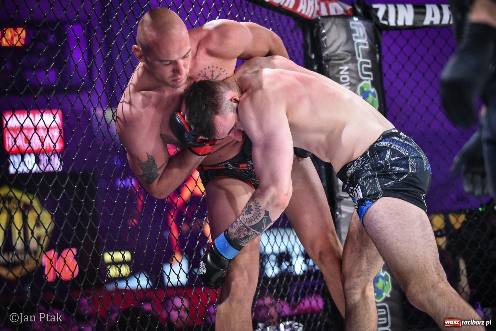 Zdjęcie w galerii na portalu naszraciborz.pl: Silesian MMA 26 i Walcz i Pomagaj 16 na BIS! Komplet publiczności i powrót dużej gali MMA do Raciborza wiadomości z regionu
