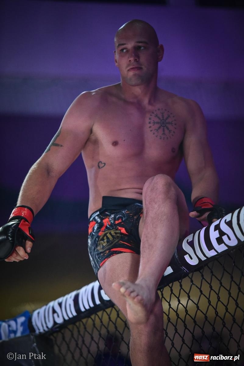 Zdjęcie w galerii na portalu naszraciborz.pl: Silesian MMA 26 i Walcz i Pomagaj 16 na BIS! Komplet publiczności i powrót dużej gali MMA do Raciborza wiadomości z regionu