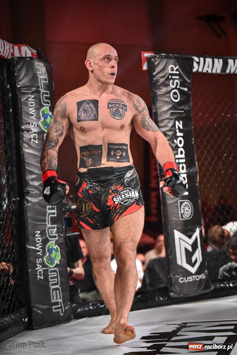 Zdjęcie w galerii na portalu naszraciborz.pl: Silesian MMA 26 i Walcz i Pomagaj 16 na BIS! Komplet publiczności i powrót dużej gali MMA do Raciborza wiadomości z regionu