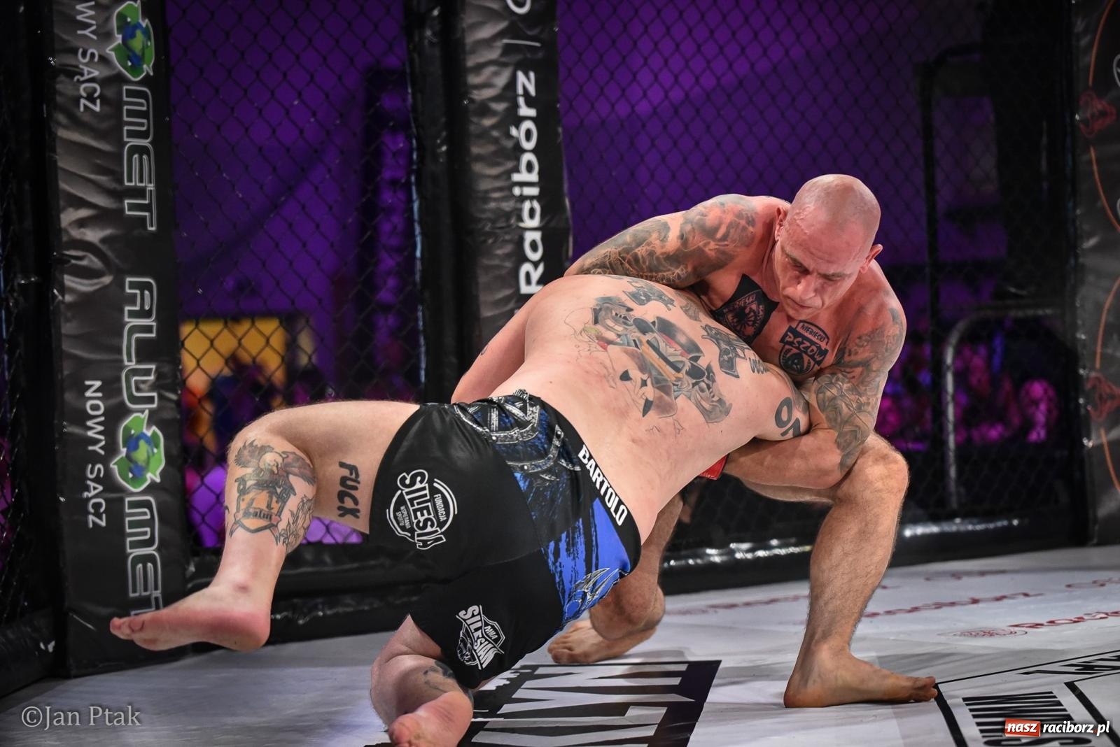 Zdjęcie w galerii na portalu naszraciborz.pl: Silesian MMA 26 i Walcz i Pomagaj 16 na BIS! Komplet publiczności i powrót dużej gali MMA do Raciborza wiadomości z regionu