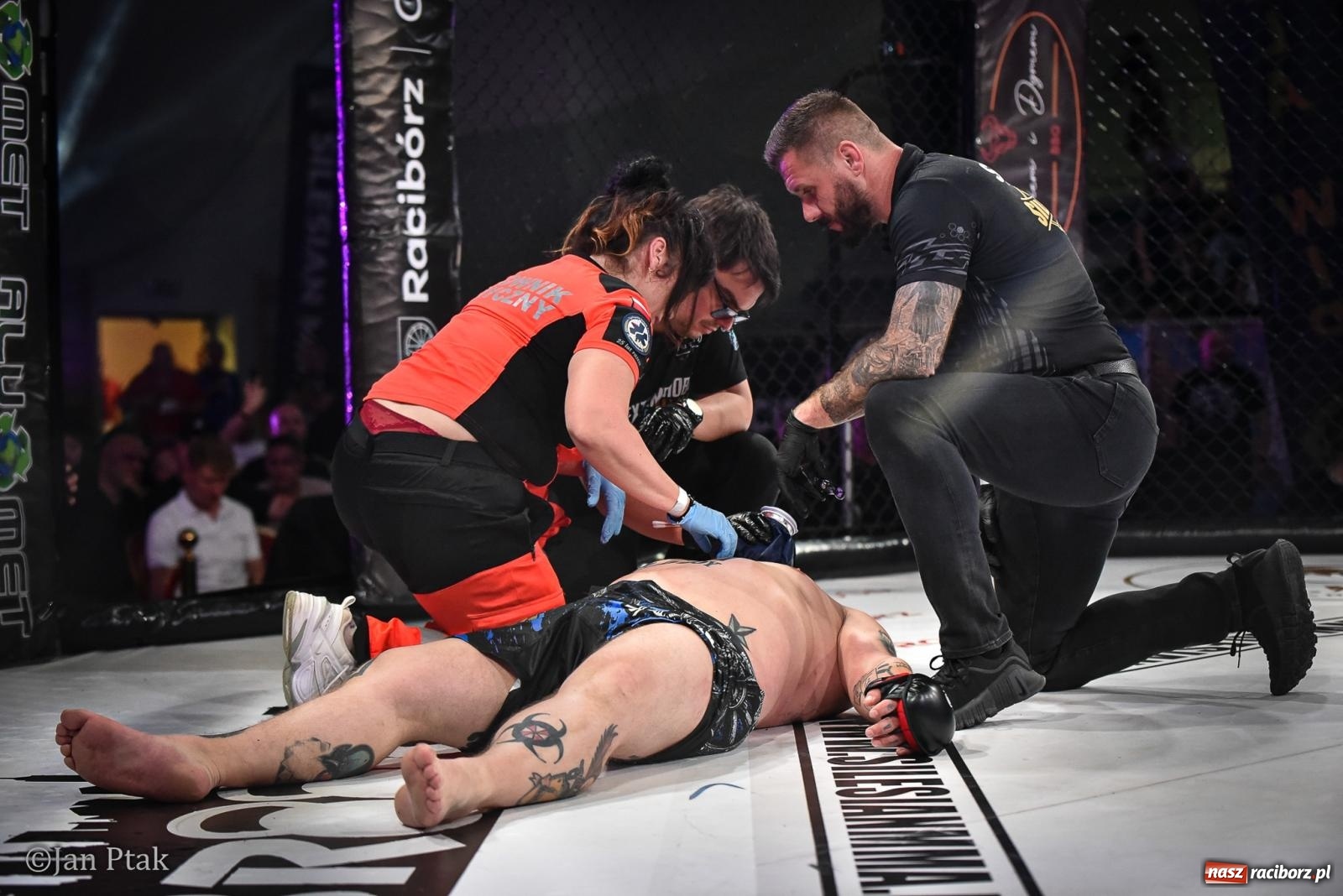 Zdjęcie w galerii na portalu naszraciborz.pl: Silesian MMA 26 i Walcz i Pomagaj 16 na BIS! Komplet publiczności i powrót dużej gali MMA do Raciborza wiadomości z regionu