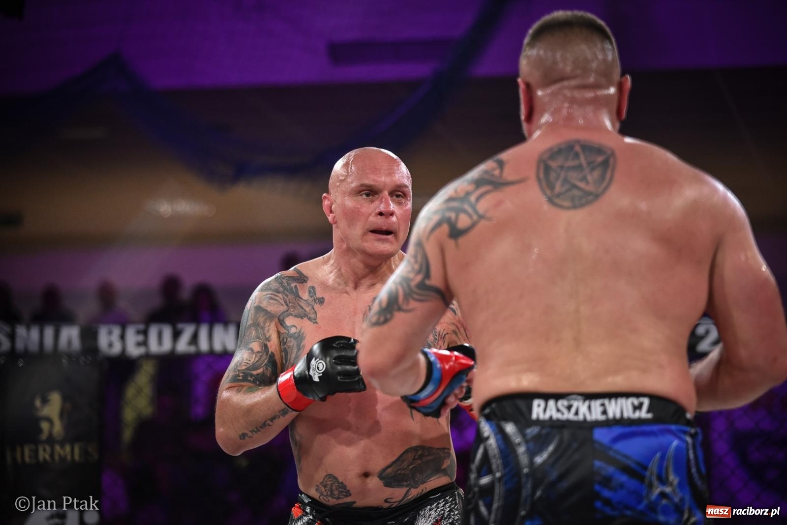 Zdjęcie w galerii na portalu naszraciborz.pl: Silesian MMA 26 i Walcz i Pomagaj 16 na BIS! Komplet publiczności i powrót dużej gali MMA do Raciborza wiadomości z regionu
