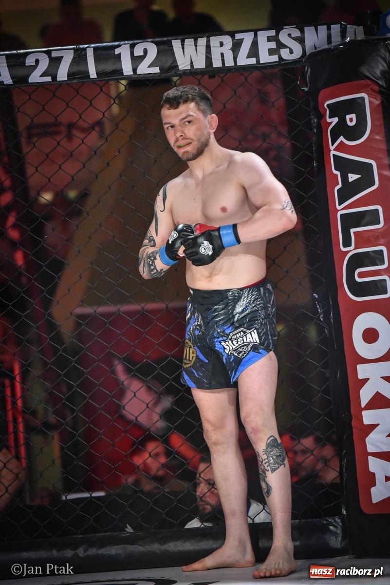 Zdjęcie w galerii na portalu naszraciborz.pl: Silesian MMA 26 i Walcz i Pomagaj 16 na BIS! Komplet publiczności i powrót dużej gali MMA do Raciborza wiadomości z regionu