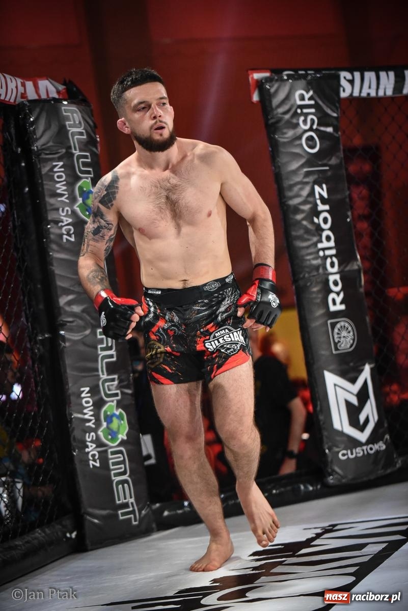 Zdjęcie w galerii na portalu naszraciborz.pl: Silesian MMA 26 i Walcz i Pomagaj 16 na BIS! Komplet publiczności i powrót dużej gali MMA do Raciborza wiadomości z regionu