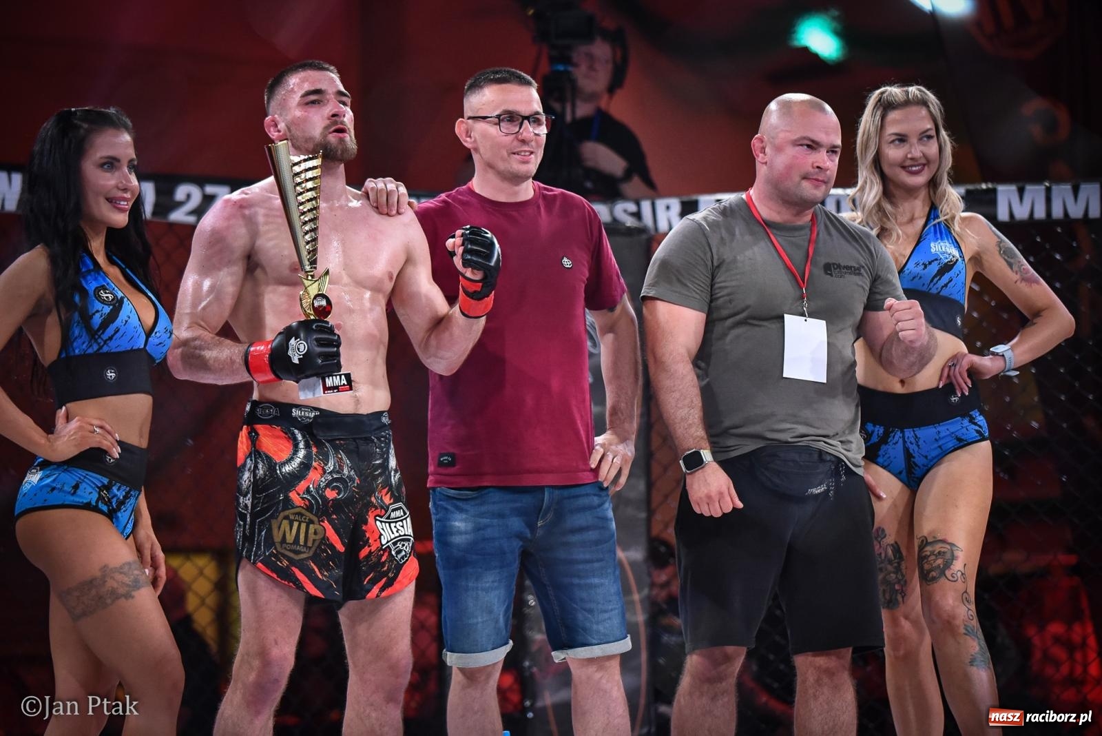 Zdjęcie w galerii na portalu naszraciborz.pl: Silesian MMA 26 i Walcz i Pomagaj 16 na BIS! Komplet publiczności i powrót dużej gali MMA do Raciborza wiadomości z regionu