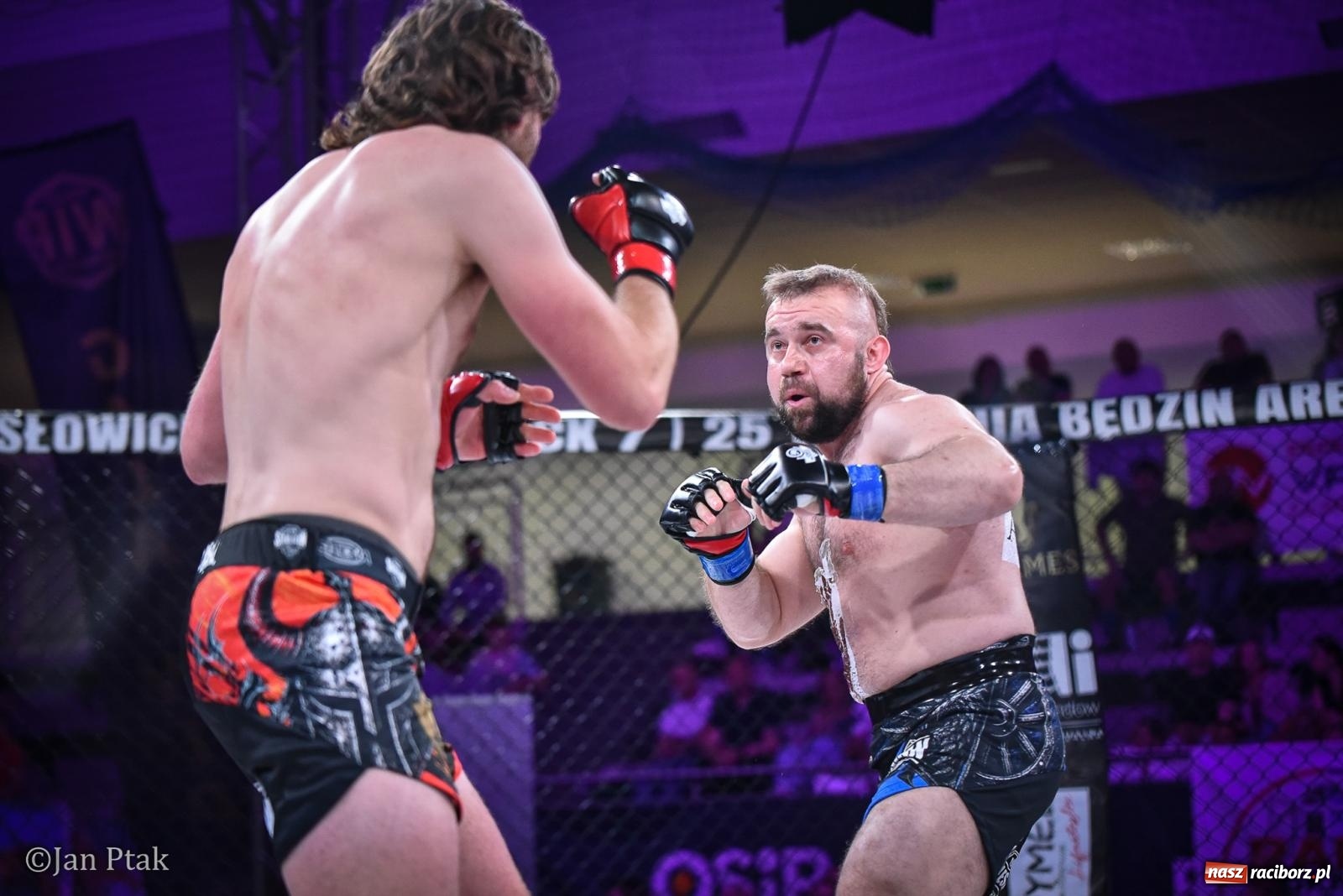 Zdjęcie w galerii na portalu naszraciborz.pl: Silesian MMA 26 i Walcz i Pomagaj 16 na BIS! Komplet publiczności i powrót dużej gali MMA do Raciborza wiadomości z regionu