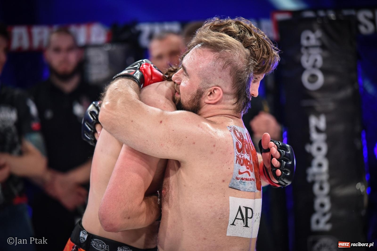 Zdjęcie w galerii na portalu naszraciborz.pl: Silesian MMA 26 i Walcz i Pomagaj 16 na BIS! Komplet publiczności i powrót dużej gali MMA do Raciborza wiadomości z regionu