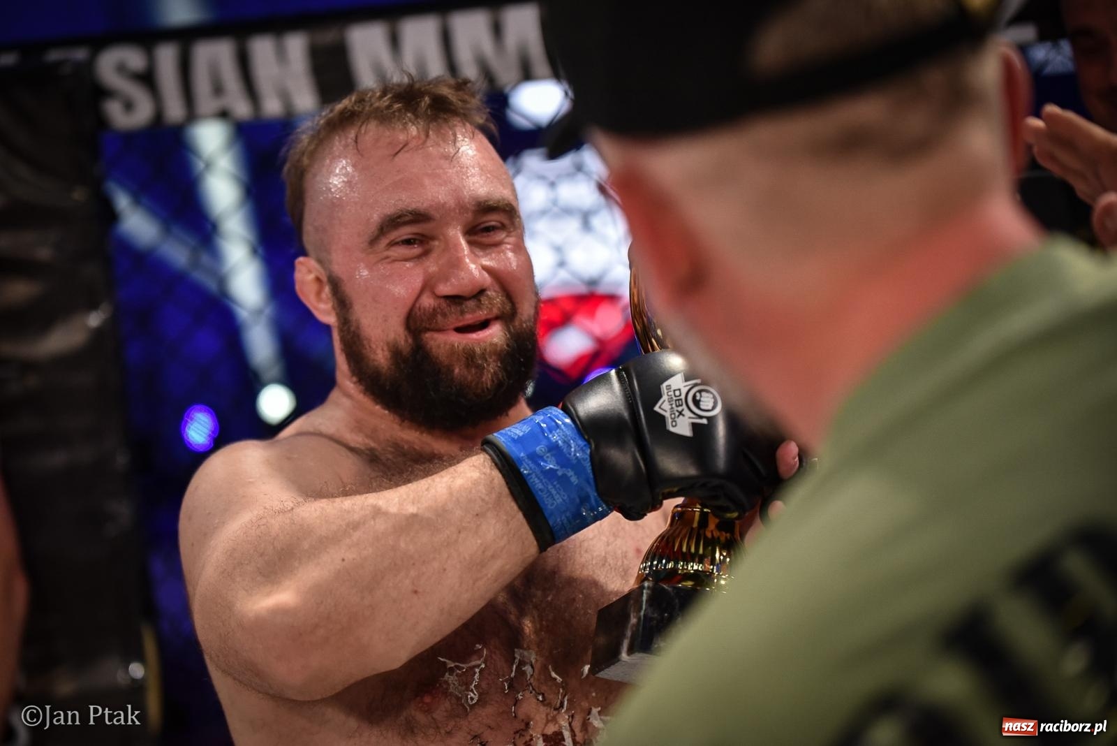 Zdjęcie w galerii na portalu naszraciborz.pl: Silesian MMA 26 i Walcz i Pomagaj 16 na BIS! Komplet publiczności i powrót dużej gali MMA do Raciborza wiadomości z regionu