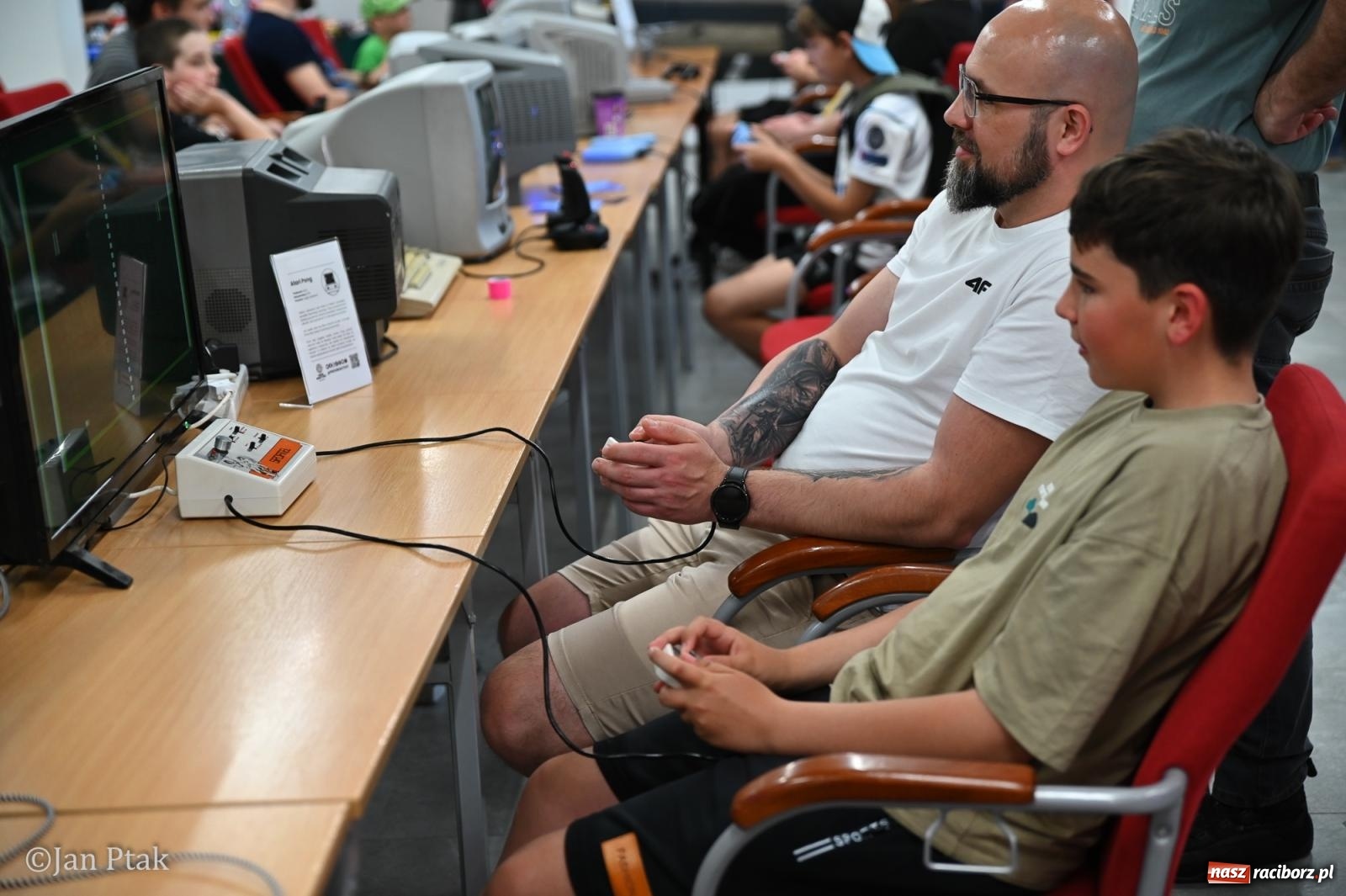Zdjęcie w galerii na portalu naszraciborz.pl: Zamek Piastowski zamienił się w centrum gamingu. Kilkanaście tysięcy osób na VII Raciborskim Festiwalu Gamingowym wiadomości z regionu
