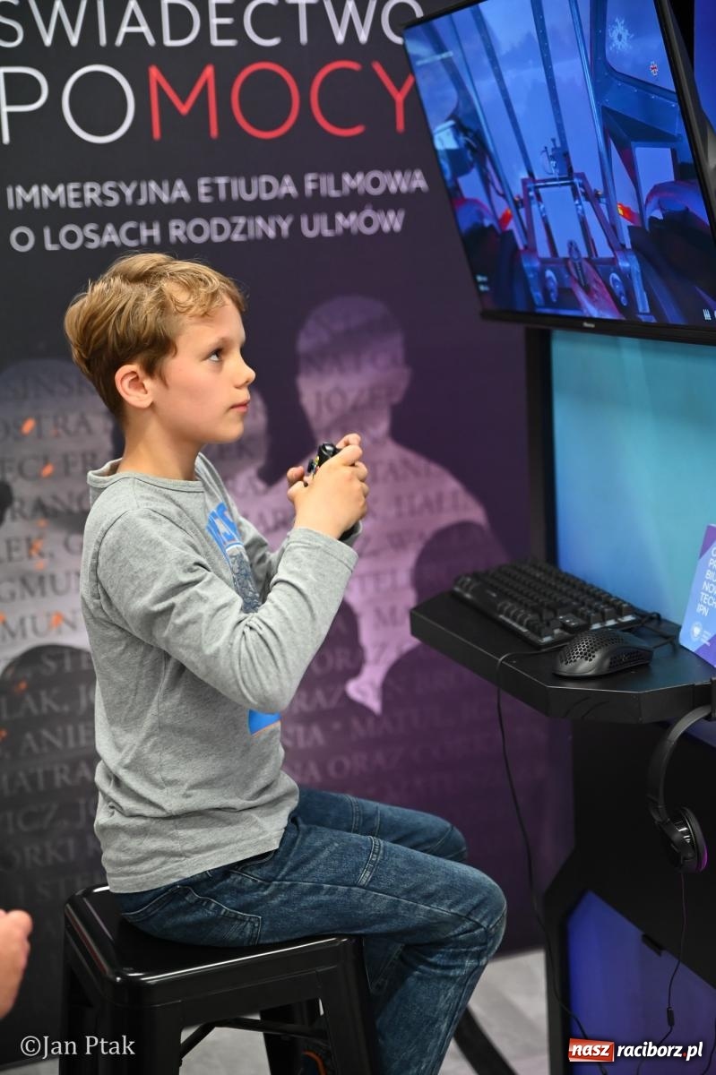Zdjęcie w galerii na portalu naszraciborz.pl: Zamek Piastowski zamienił się w centrum gamingu. Kilkanaście tysięcy osób na VII Raciborskim Festiwalu Gamingowym wiadomości z regionu