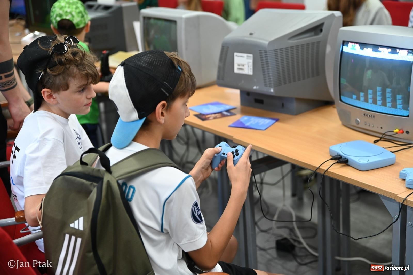 Zdjęcie w galerii na portalu naszraciborz.pl: Zamek Piastowski zamienił się w centrum gamingu. Kilkanaście tysięcy osób na VII Raciborskim Festiwalu Gamingowym wiadomości z regionu
