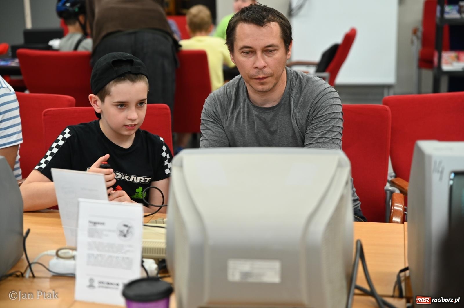 Zdjęcie w galerii na portalu naszraciborz.pl: Zamek Piastowski zamienił się w centrum gamingu. Kilkanaście tysięcy osób na VII Raciborskim Festiwalu Gamingowym wiadomości z regionu