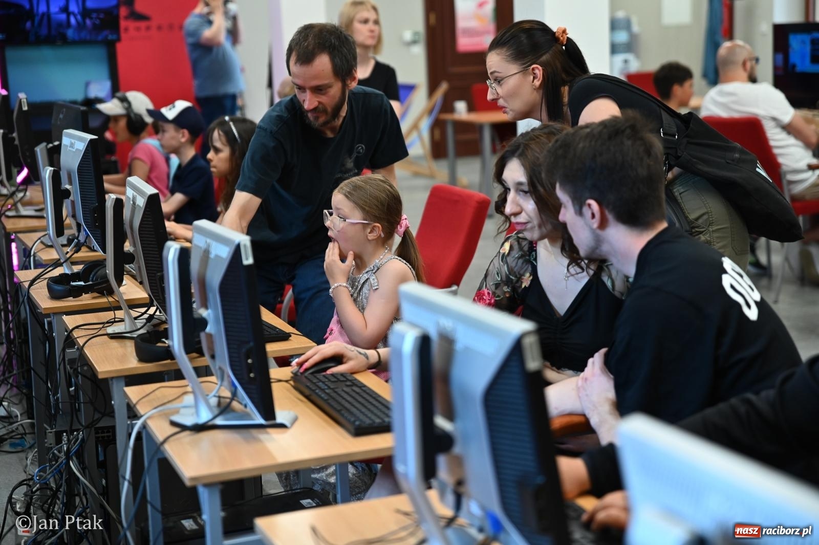Zdjęcie w galerii na portalu naszraciborz.pl: Zamek Piastowski zamienił się w centrum gamingu. Kilkanaście tysięcy osób na VII Raciborskim Festiwalu Gamingowym wiadomości z regionu