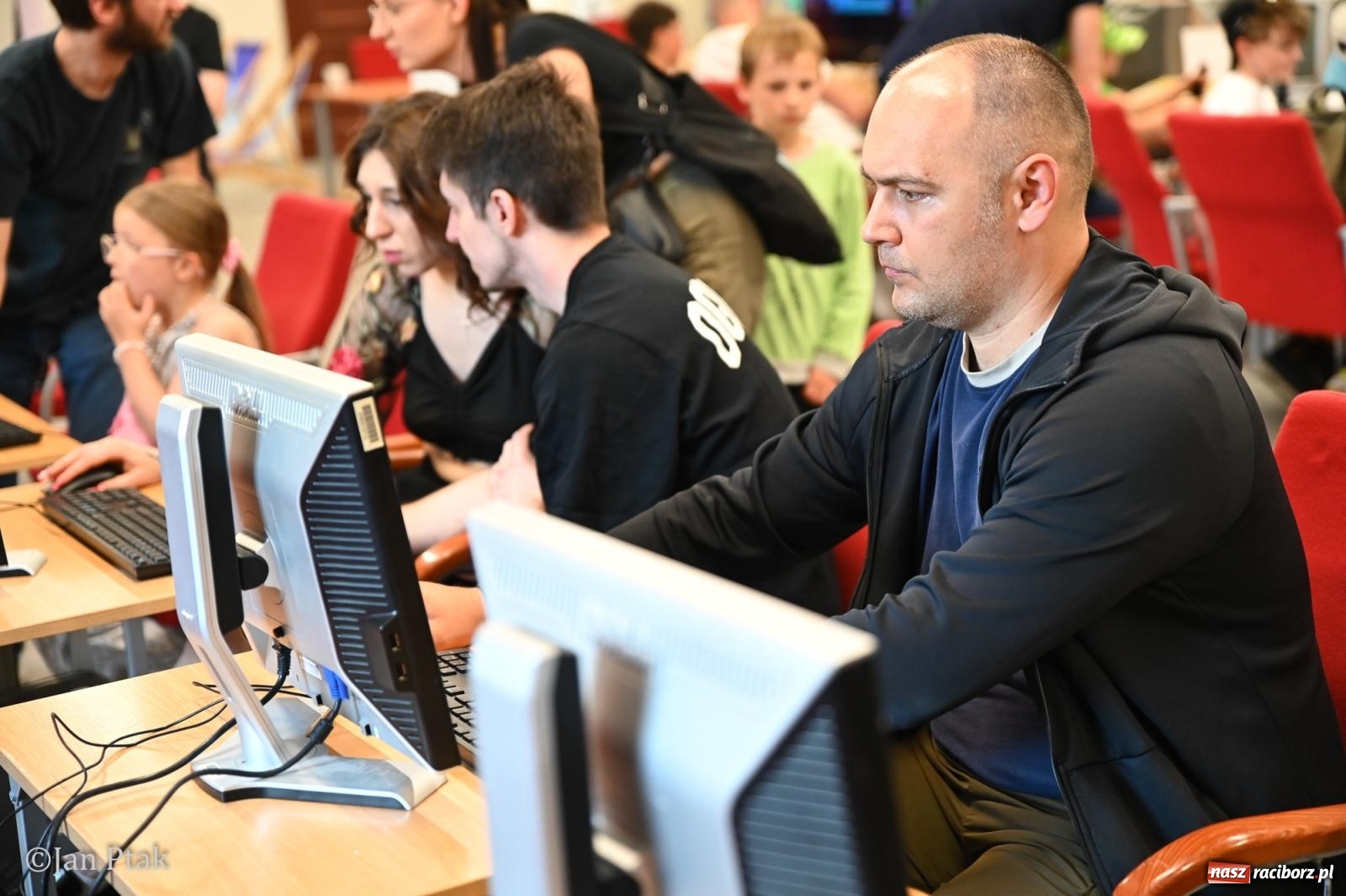 Zdjęcie w galerii na portalu naszraciborz.pl: Zamek Piastowski zamienił się w centrum gamingu. Kilkanaście tysięcy osób na VII Raciborskim Festiwalu Gamingowym wiadomości z regionu