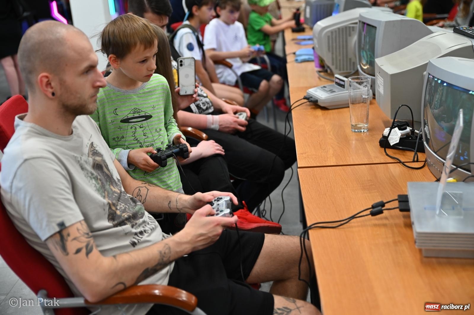 Zdjęcie w galerii na portalu naszraciborz.pl: Zamek Piastowski zamienił się w centrum gamingu. Kilkanaście tysięcy osób na VII Raciborskim Festiwalu Gamingowym wiadomości z regionu