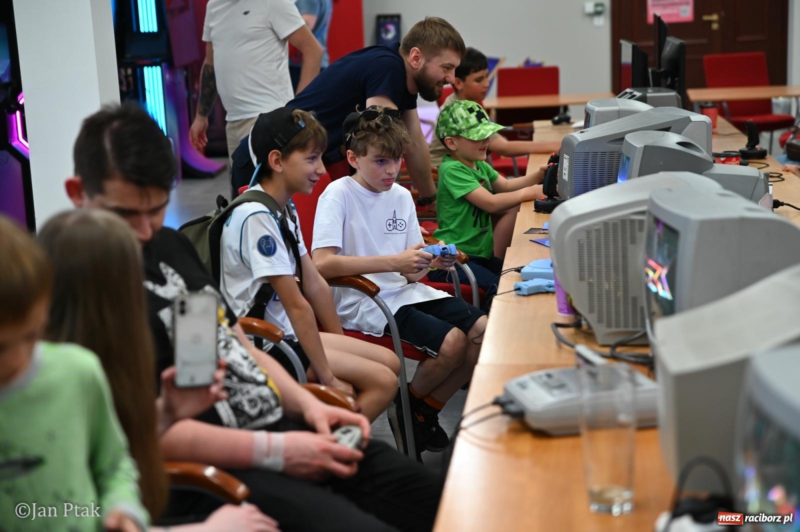 Zdjęcie w galerii na portalu naszraciborz.pl: Zamek Piastowski zamienił się w centrum gamingu. Kilkanaście tysięcy osób na VII Raciborskim Festiwalu Gamingowym wiadomości z regionu