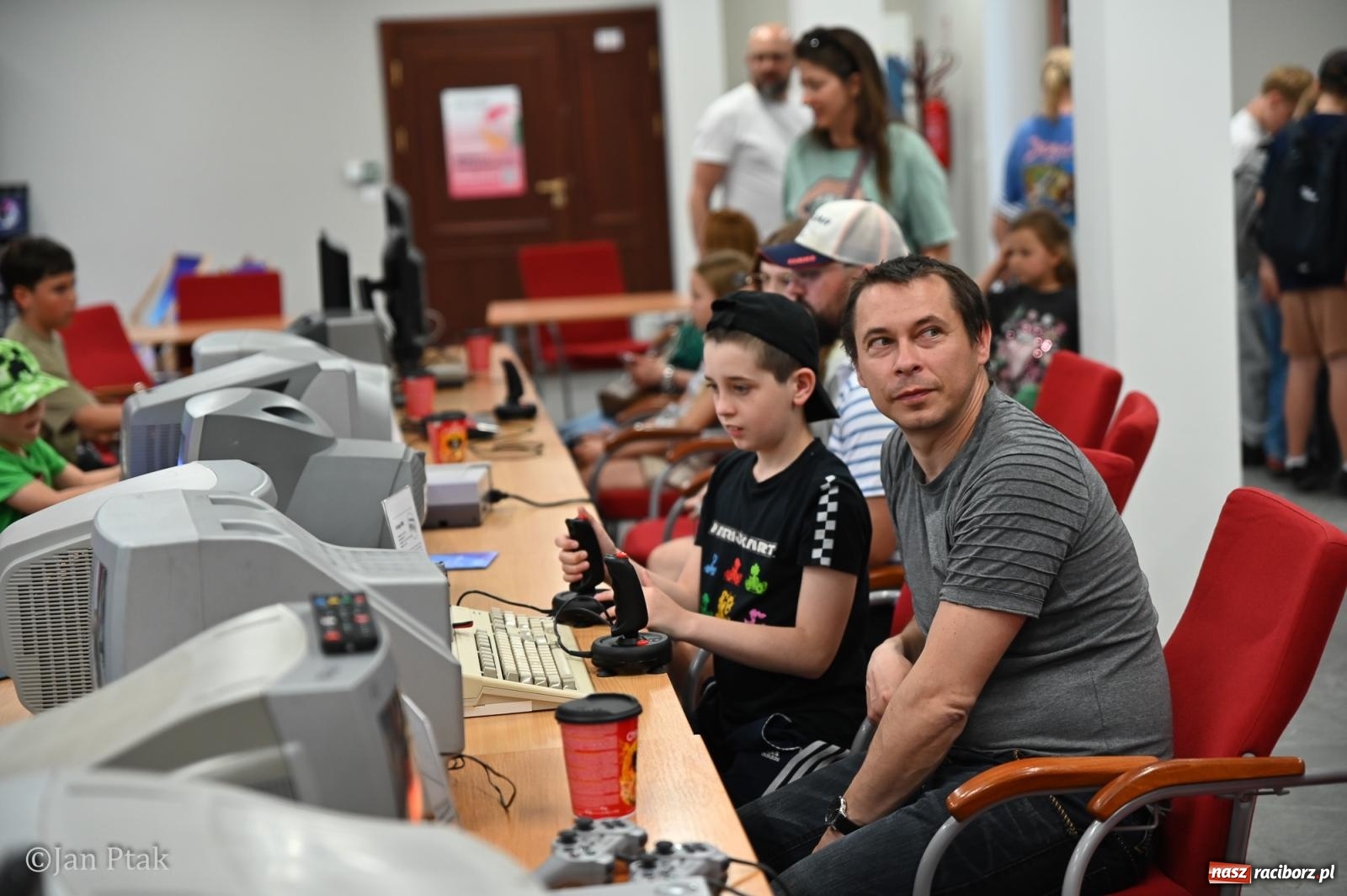 Zdjęcie w galerii na portalu naszraciborz.pl: Zamek Piastowski zamienił się w centrum gamingu. Kilkanaście tysięcy osób na VII Raciborskim Festiwalu Gamingowym wiadomości z regionu