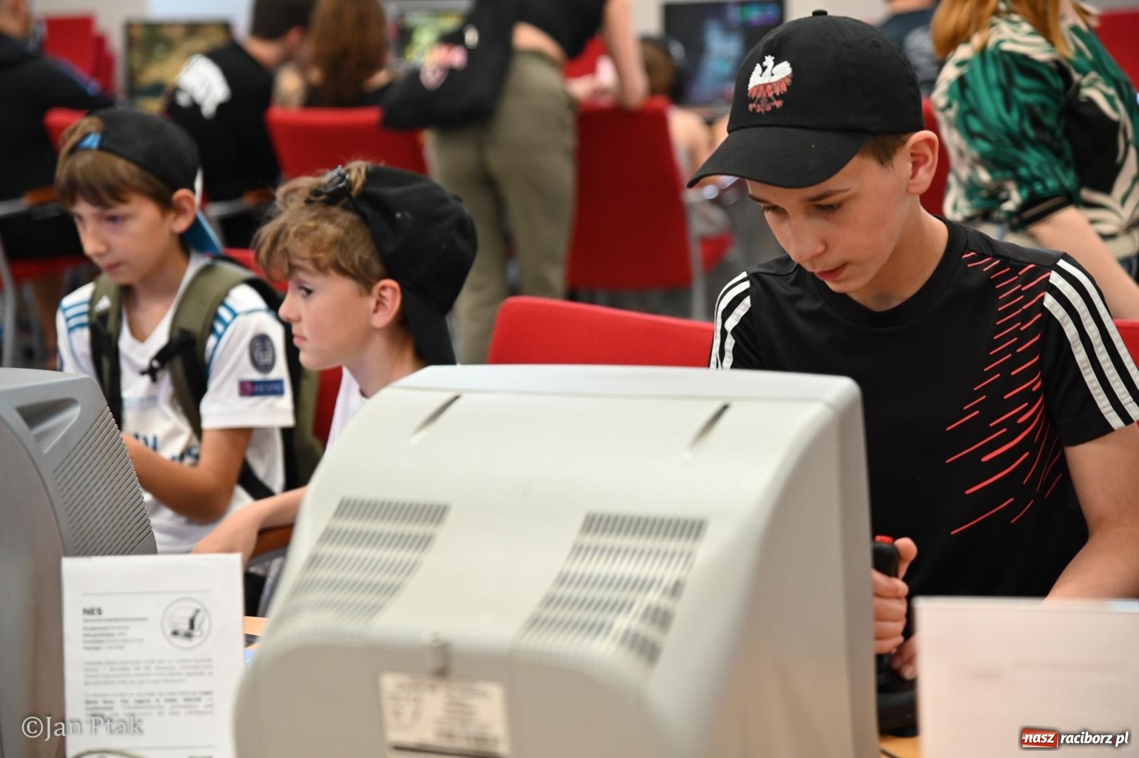 Zdjęcie w galerii na portalu naszraciborz.pl: Zamek Piastowski zamienił się w centrum gamingu. Kilkanaście tysięcy osób na VII Raciborskim Festiwalu Gamingowym wiadomości z regionu
