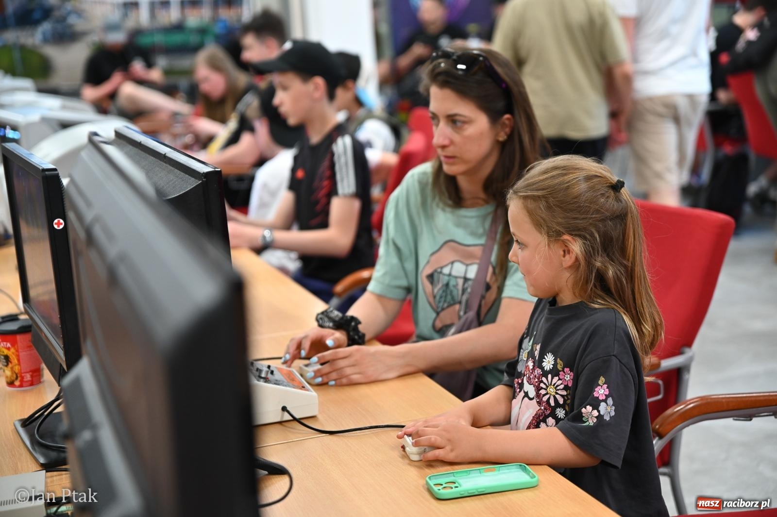 Zdjęcie w galerii na portalu naszraciborz.pl: Zamek Piastowski zamienił się w centrum gamingu. Kilkanaście tysięcy osób na VII Raciborskim Festiwalu Gamingowym wiadomości z regionu