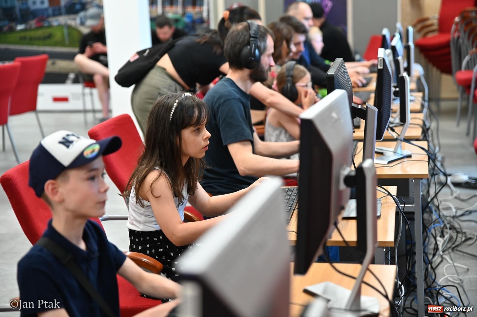 Zdjęcie w galerii na portalu naszraciborz.pl: Zamek Piastowski zamienił się w centrum gamingu. Kilkanaście tysięcy osób na VII Raciborskim Festiwalu Gamingowym wiadomości z regionu