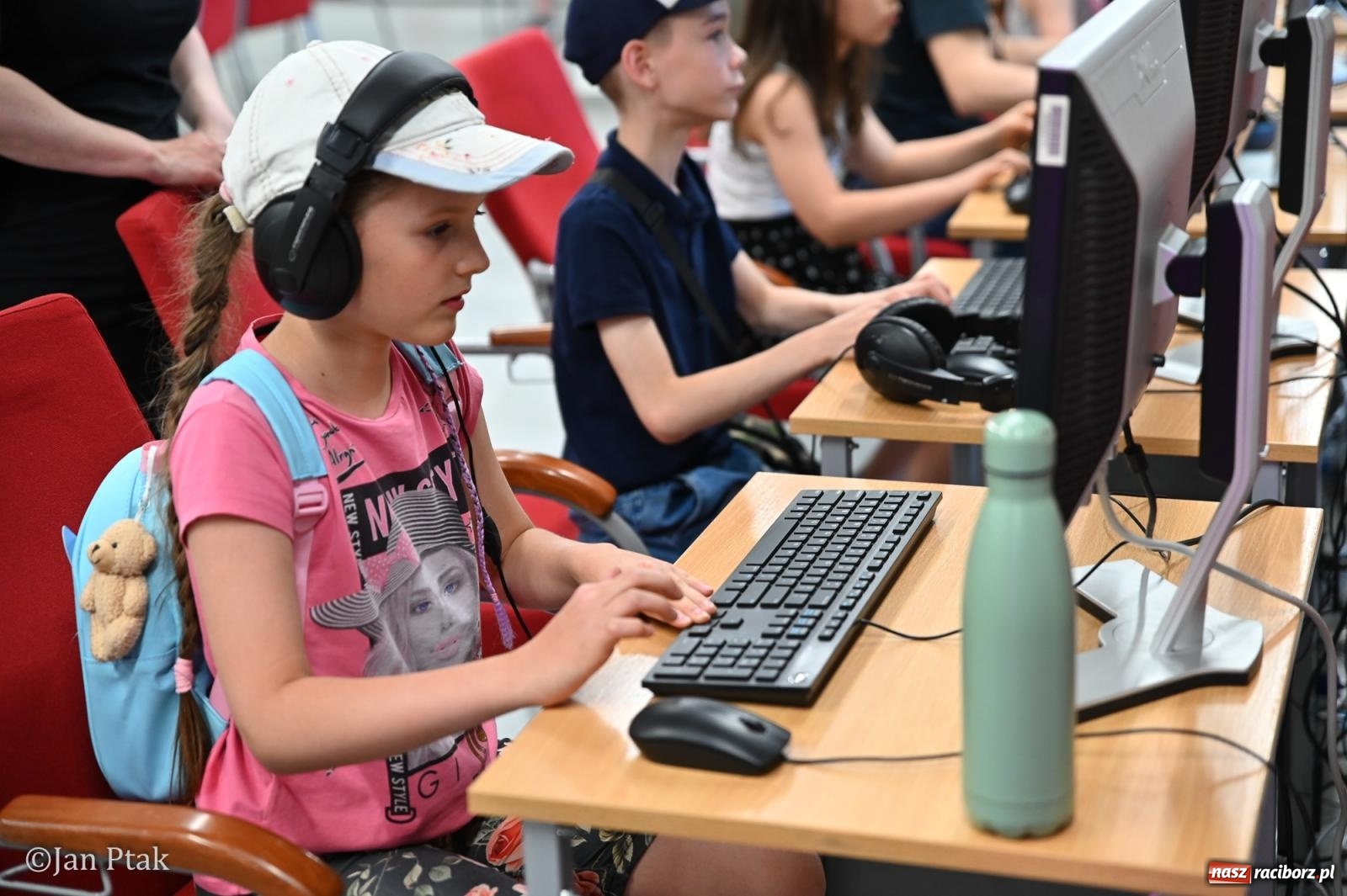 Zdjęcie w galerii na portalu naszraciborz.pl: Zamek Piastowski zamienił się w centrum gamingu. Kilkanaście tysięcy osób na VII Raciborskim Festiwalu Gamingowym wiadomości z regionu