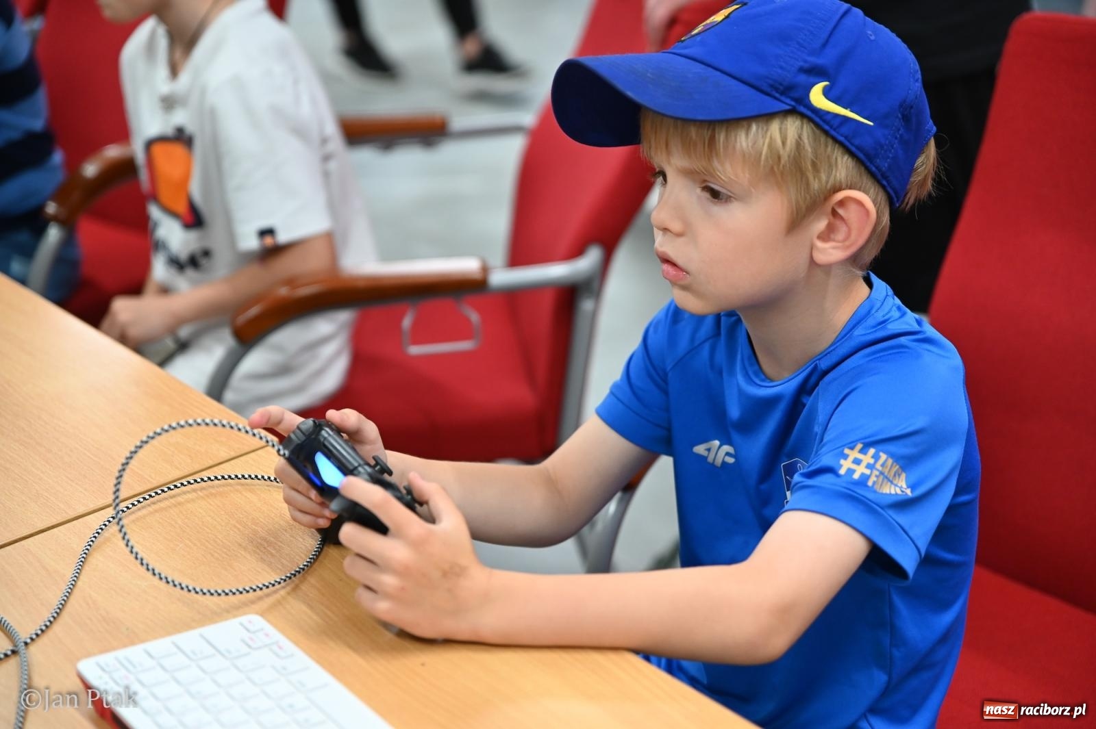 Zdjęcie w galerii na portalu naszraciborz.pl: Zamek Piastowski zamienił się w centrum gamingu. Kilkanaście tysięcy osób na VII Raciborskim Festiwalu Gamingowym wiadomości z regionu
