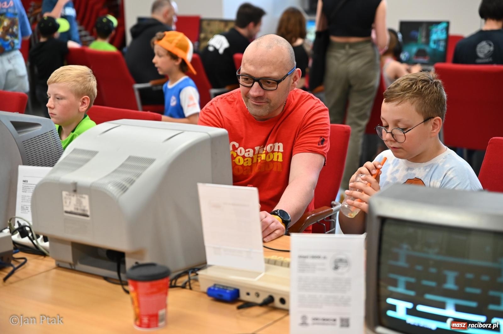 Zdjęcie w galerii na portalu naszraciborz.pl: Zamek Piastowski zamienił się w centrum gamingu. Kilkanaście tysięcy osób na VII Raciborskim Festiwalu Gamingowym wiadomości z regionu