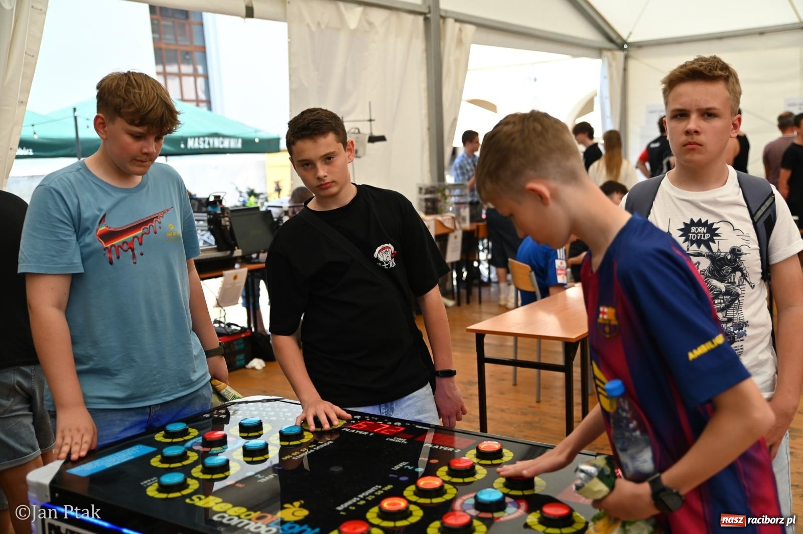 Zdjęcie w galerii na portalu naszraciborz.pl: Zamek Piastowski zamienił się w centrum gamingu. Kilkanaście tysięcy osób na VII Raciborskim Festiwalu Gamingowym wiadomości z regionu