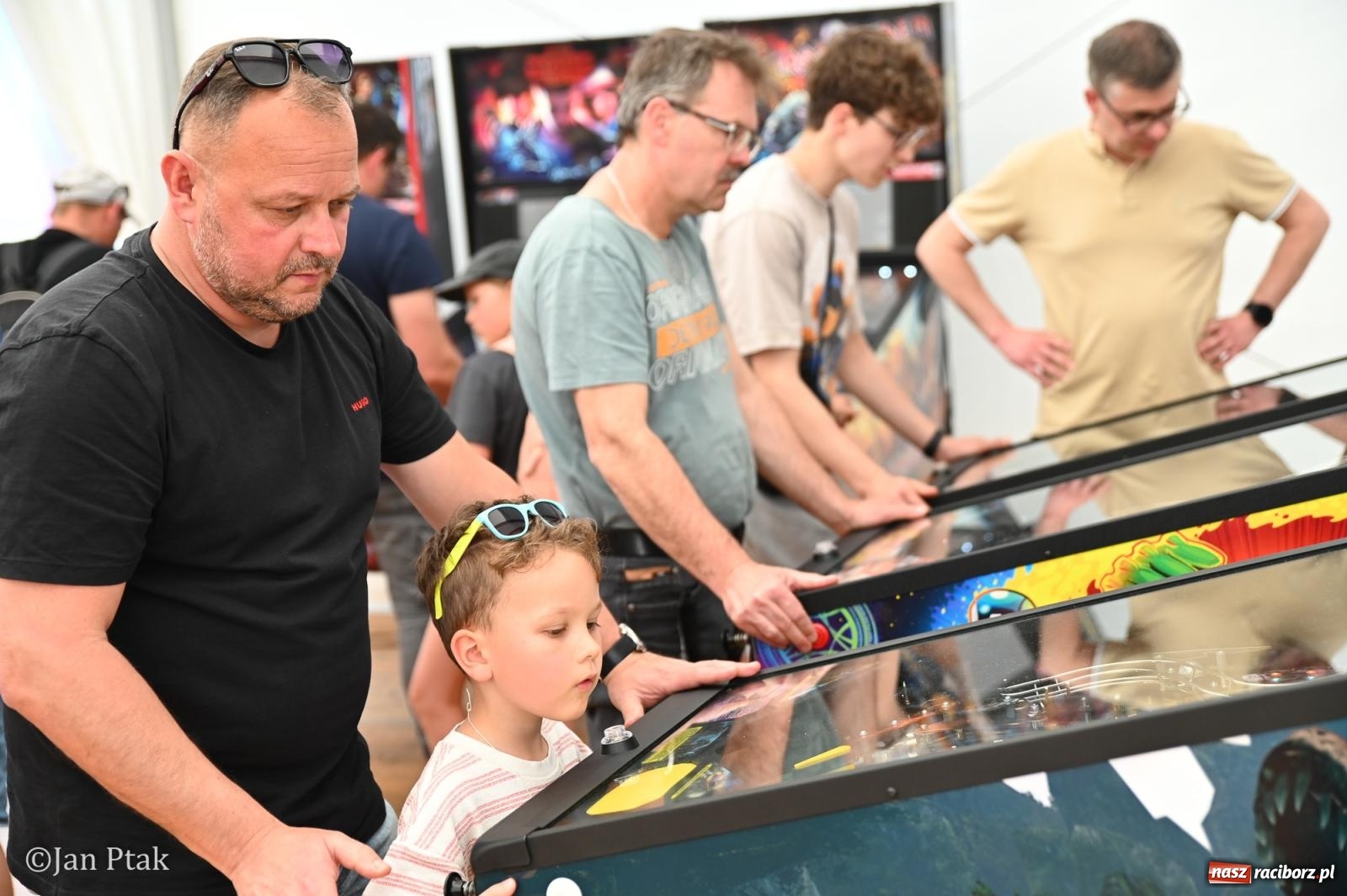 Zdjęcie w galerii na portalu naszraciborz.pl: Zamek Piastowski zamienił się w centrum gamingu. Kilkanaście tysięcy osób na VII Raciborskim Festiwalu Gamingowym wiadomości z regionu
