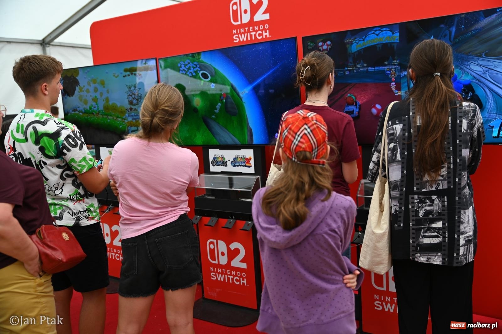 Zdjęcie w galerii na portalu naszraciborz.pl: Zamek Piastowski zamienił się w centrum gamingu. Kilkanaście tysięcy osób na VII Raciborskim Festiwalu Gamingowym wiadomości z regionu