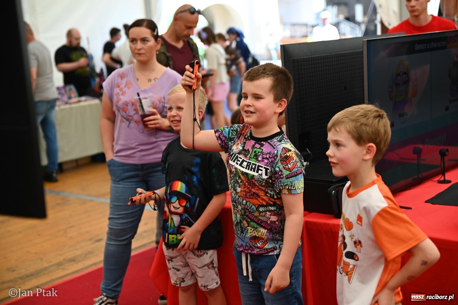 Zdjęcie w galerii na portalu naszraciborz.pl: Zamek Piastowski zamienił się w centrum gamingu. Kilkanaście tysięcy osób na VII Raciborskim Festiwalu Gamingowym wiadomości z regionu