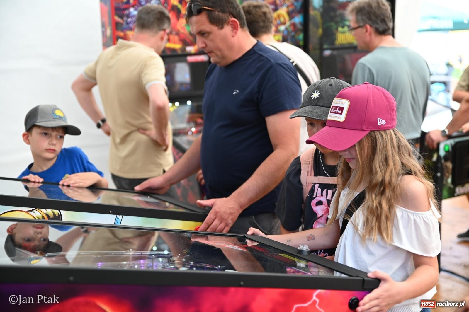 Zdjęcie w galerii na portalu naszraciborz.pl: Zamek Piastowski zamienił się w centrum gamingu. Kilkanaście tysięcy osób na VII Raciborskim Festiwalu Gamingowym wiadomości z regionu
