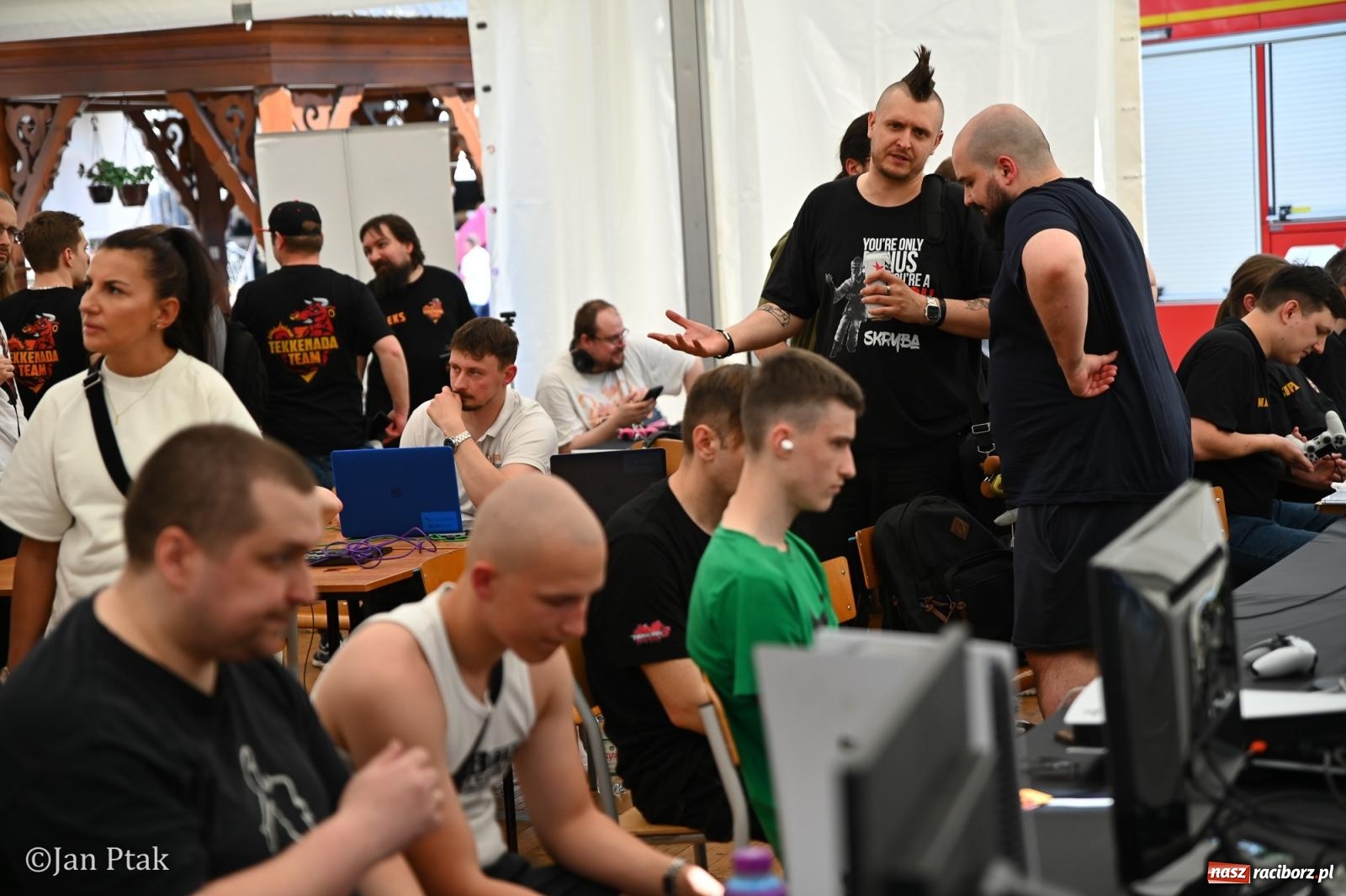 Zdjęcie w galerii na portalu naszraciborz.pl: Zamek Piastowski zamienił się w centrum gamingu. Kilkanaście tysięcy osób na VII Raciborskim Festiwalu Gamingowym wiadomości z regionu
