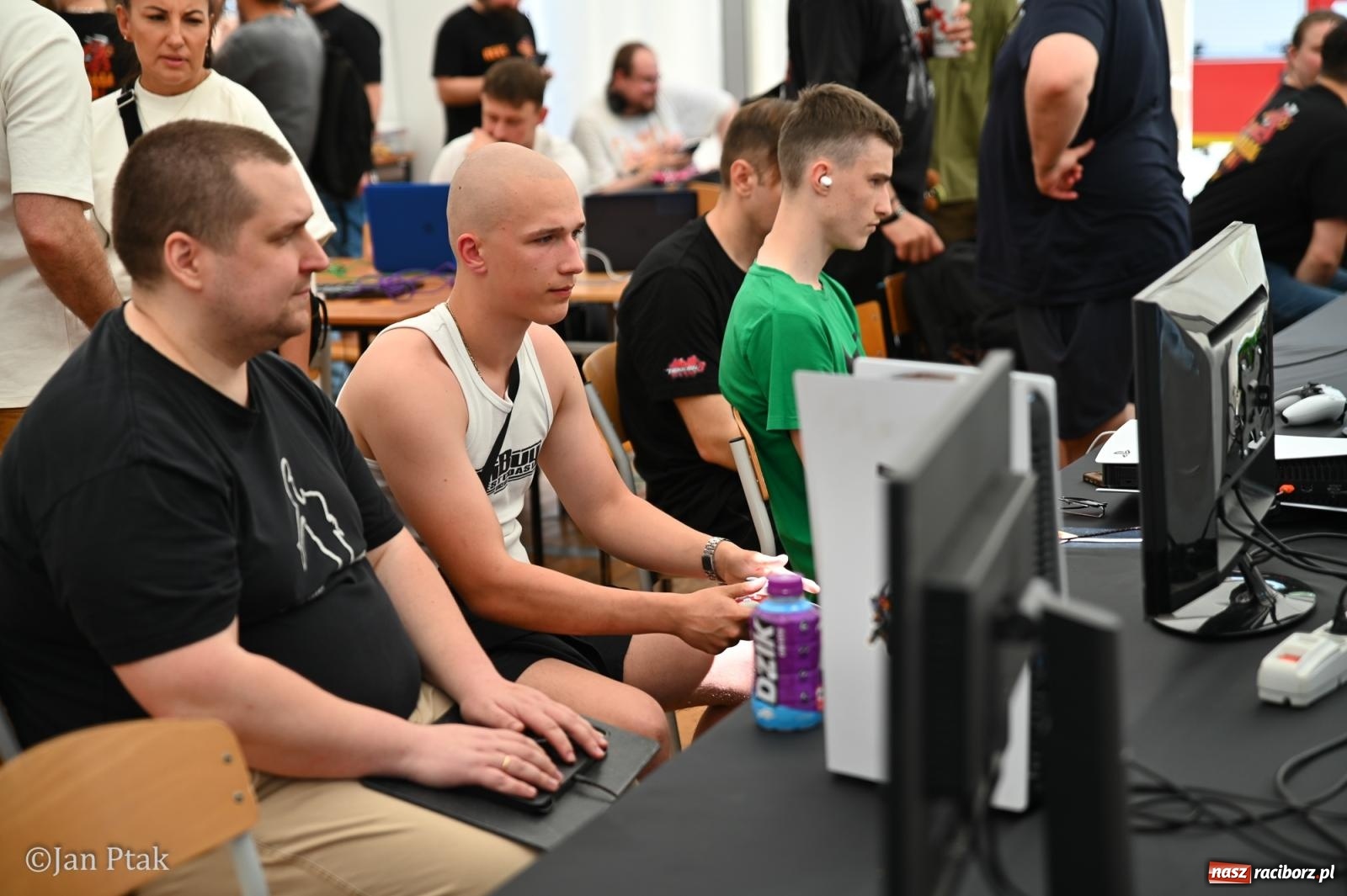 Zdjęcie w galerii na portalu naszraciborz.pl: Zamek Piastowski zamienił się w centrum gamingu. Kilkanaście tysięcy osób na VII Raciborskim Festiwalu Gamingowym wiadomości z regionu