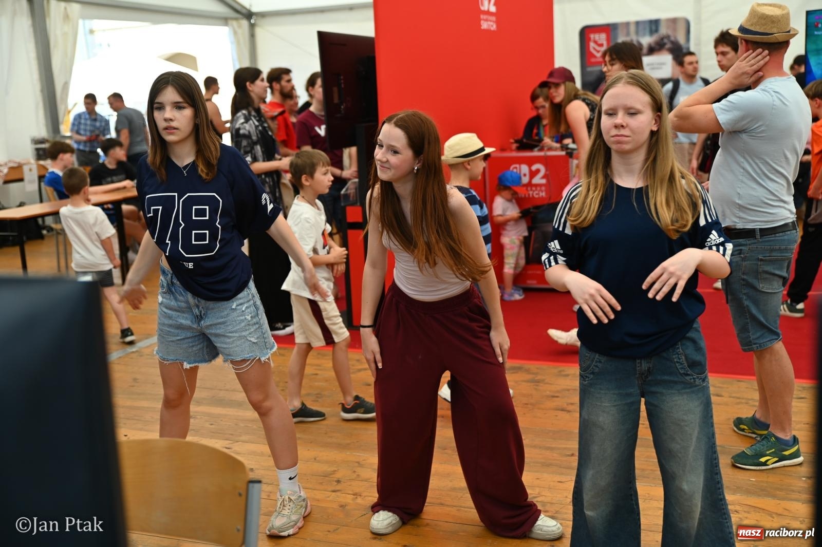 Zdjęcie w galerii na portalu naszraciborz.pl: Zamek Piastowski zamienił się w centrum gamingu. Kilkanaście tysięcy osób na VII Raciborskim Festiwalu Gamingowym wiadomości z regionu