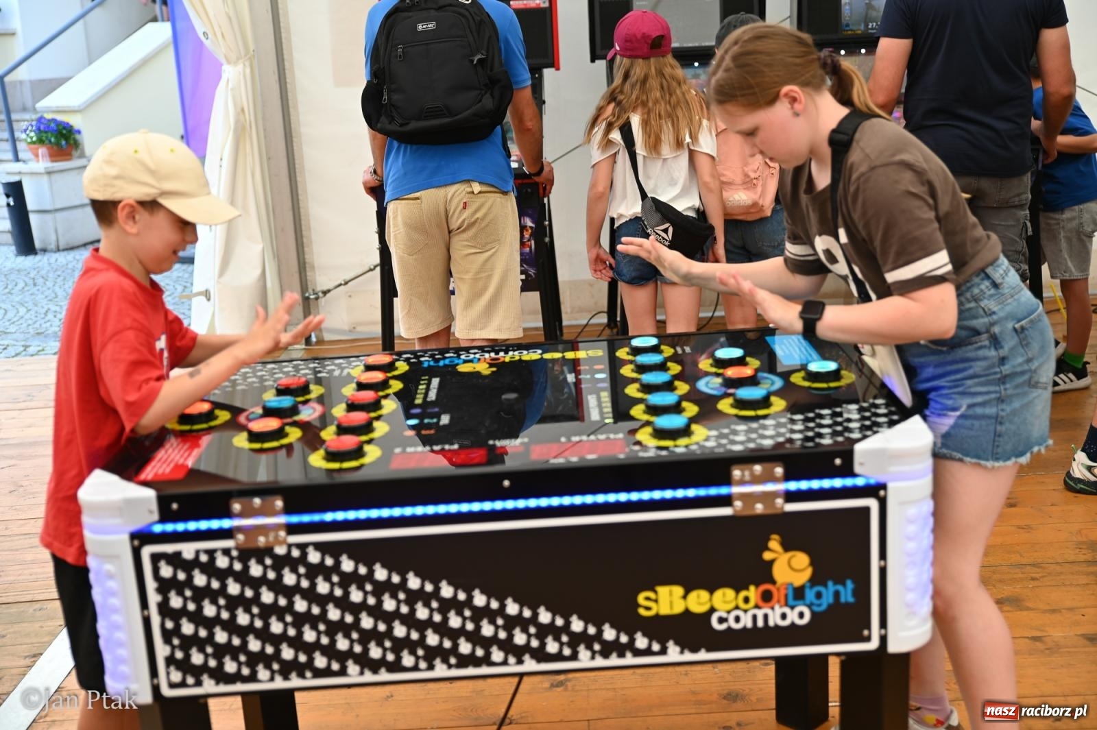 Zdjęcie w galerii na portalu naszraciborz.pl: Zamek Piastowski zamienił się w centrum gamingu. Kilkanaście tysięcy osób na VII Raciborskim Festiwalu Gamingowym wiadomości z regionu