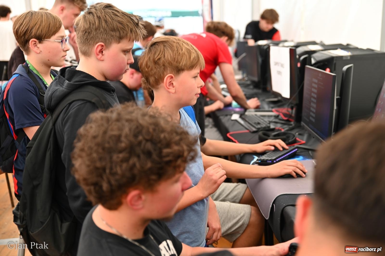 Zdjęcie w galerii na portalu naszraciborz.pl: Zamek Piastowski zamienił się w centrum gamingu. Kilkanaście tysięcy osób na VII Raciborskim Festiwalu Gamingowym wiadomości z regionu