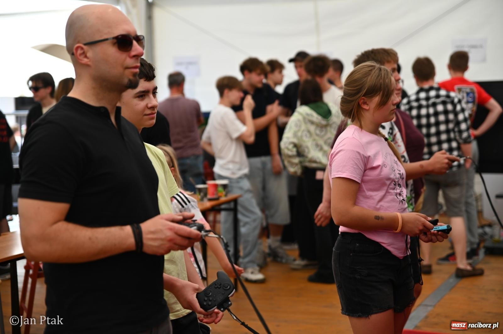 Zdjęcie w galerii na portalu naszraciborz.pl: Zamek Piastowski zamienił się w centrum gamingu. Kilkanaście tysięcy osób na VII Raciborskim Festiwalu Gamingowym wiadomości z regionu