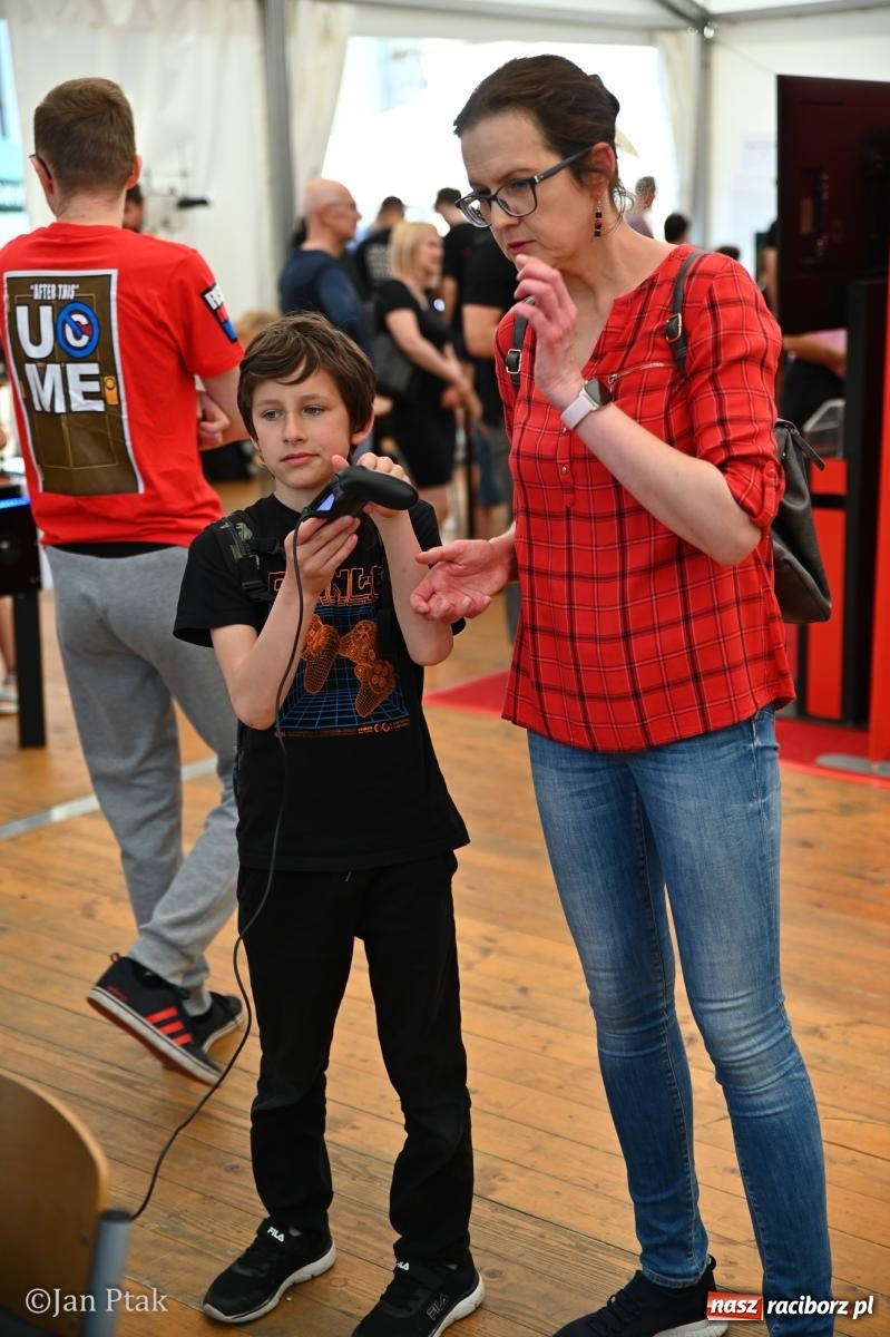 Zdjęcie w galerii na portalu naszraciborz.pl: Zamek Piastowski zamienił się w centrum gamingu. Kilkanaście tysięcy osób na VII Raciborskim Festiwalu Gamingowym wiadomości z regionu