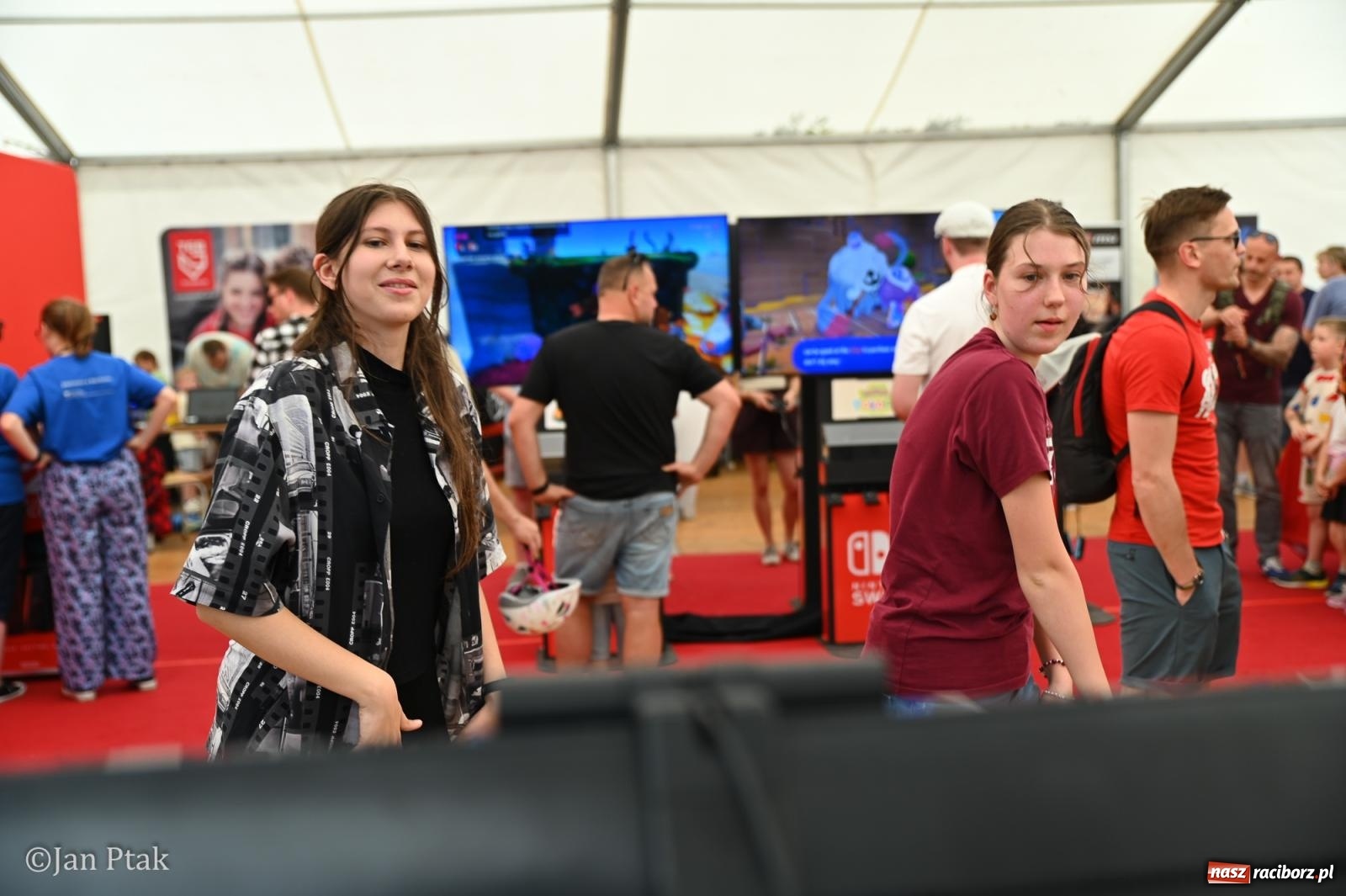 Zdjęcie w galerii na portalu naszraciborz.pl: Zamek Piastowski zamienił się w centrum gamingu. Kilkanaście tysięcy osób na VII Raciborskim Festiwalu Gamingowym wiadomości z regionu