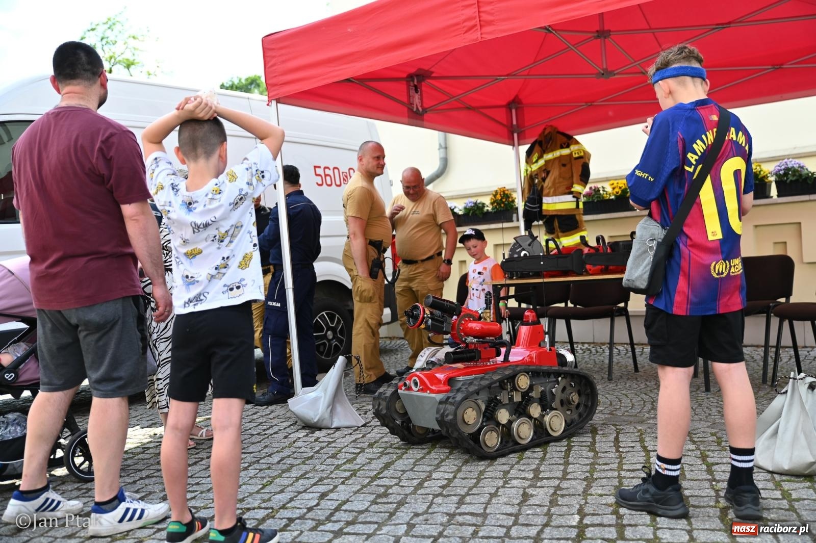 Zdjęcie w galerii na portalu naszraciborz.pl: Zamek Piastowski zamienił się w centrum gamingu. Kilkanaście tysięcy osób na VII Raciborskim Festiwalu Gamingowym wiadomości z regionu