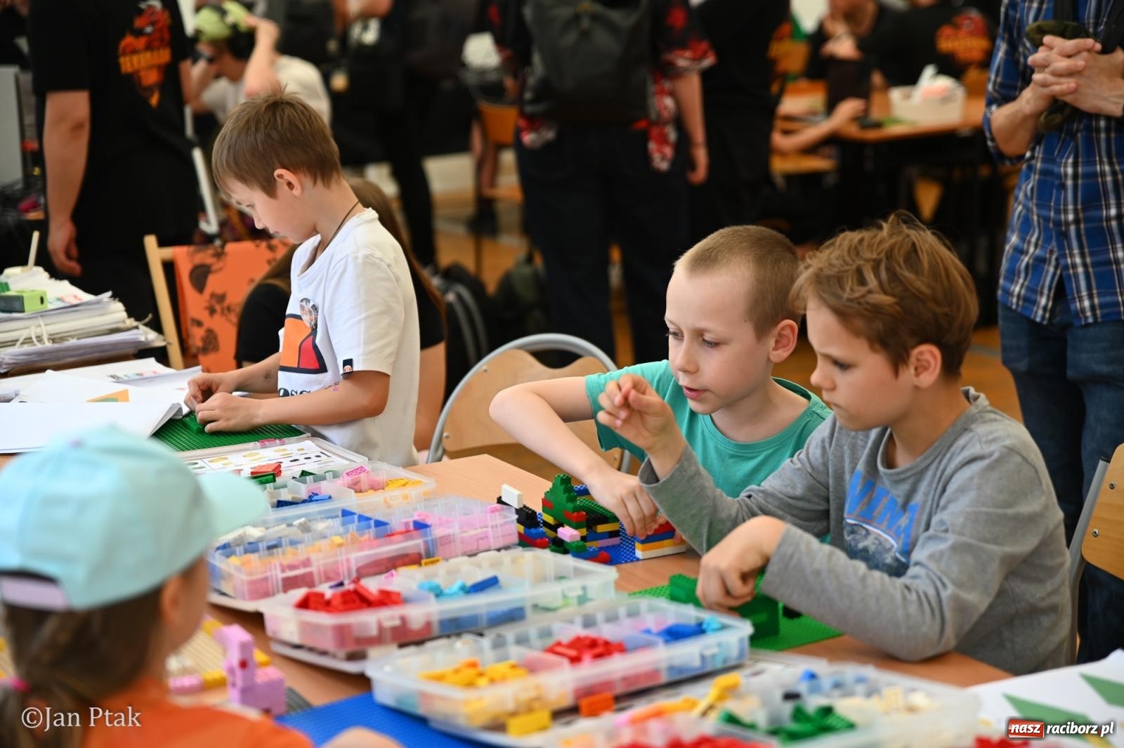 Zdjęcie w galerii na portalu naszraciborz.pl: Zamek Piastowski zamienił się w centrum gamingu. Kilkanaście tysięcy osób na VII Raciborskim Festiwalu Gamingowym wiadomości z regionu