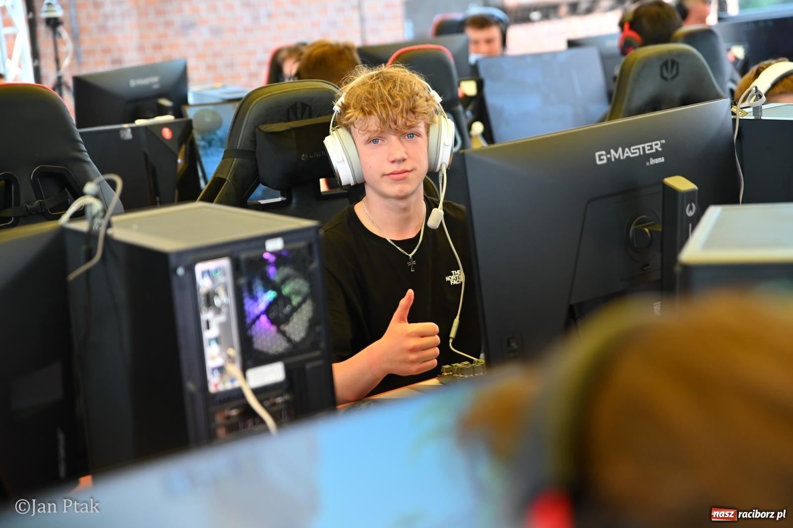 Zdjęcie w galerii na portalu naszraciborz.pl: Zamek Piastowski zamienił się w centrum gamingu. Kilkanaście tysięcy osób na VII Raciborskim Festiwalu Gamingowym wiadomości z regionu