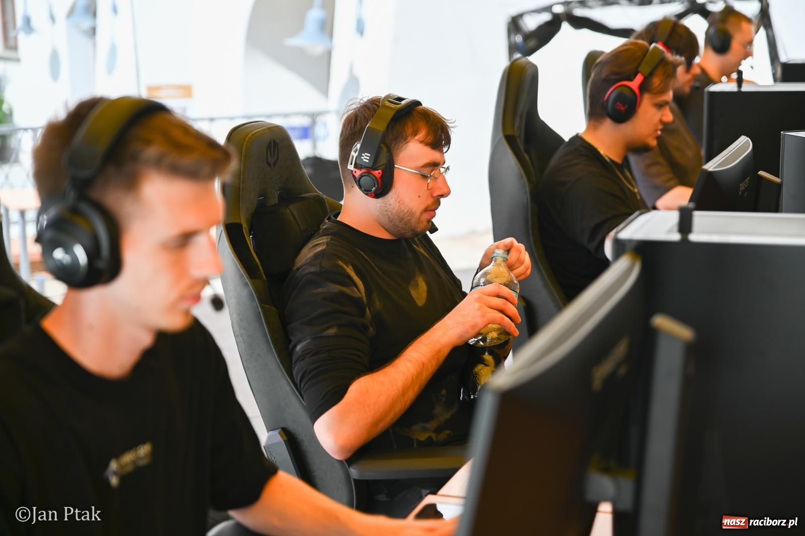 Zdjęcie w galerii na portalu naszraciborz.pl: Zamek Piastowski zamienił się w centrum gamingu. Kilkanaście tysięcy osób na VII Raciborskim Festiwalu Gamingowym wiadomości z regionu